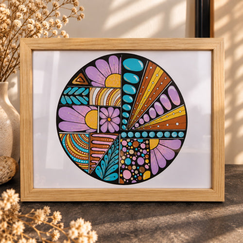 MILA – originalna POSCA ilustracija A4 v lesenem okvirju – LUNINMAJ